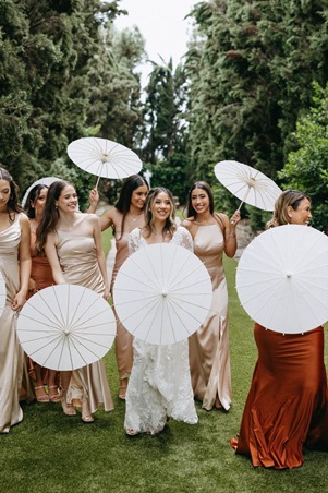 المظلة اليدوية إكسسوار مثالي لحمايتكِ من أمطار وتقلبات فصل الخريف يوم زفافك