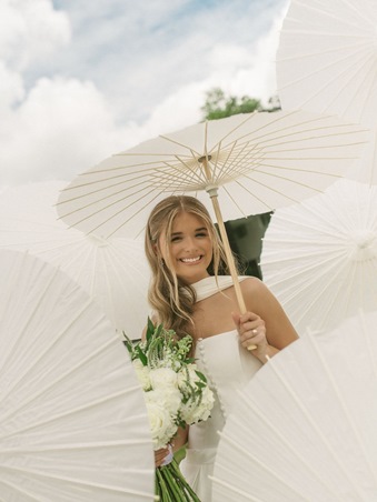 المظلة اليدوية إكسسوار مثالي لحمايتكِ من أمطار وتقلبات فصل الخريف يوم زفافك