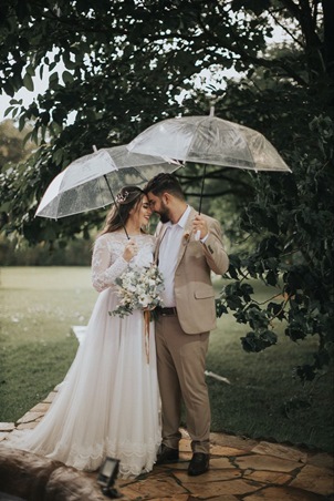 المظلة اليدوية إكسسوار مثالي لحمايتكِ من أمطار وتقلبات فصل الخريف يوم زفافك