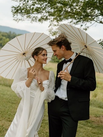 المظلة اليدوية إكسسوار مثالي لحمايتكِ من أمطار وتقلبات فصل الخريف يوم زفافك