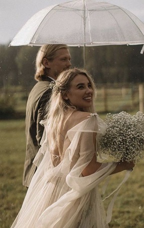 المظلة اليدوية إكسسوار مثالي لحمايتكِ من أمطار وتقلبات فصل الخريف يوم زفافك