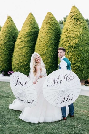 المظلة اليدوية إكسسوار مثالي لحمايتكِ من أمطار وتقلبات فصل الخريف يوم زفافك