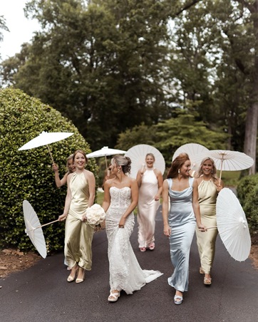 المظلة اليدوية إكسسوار مثالي لحمايتكِ من أمطار وتقلبات فصل الخريف يوم زفافك