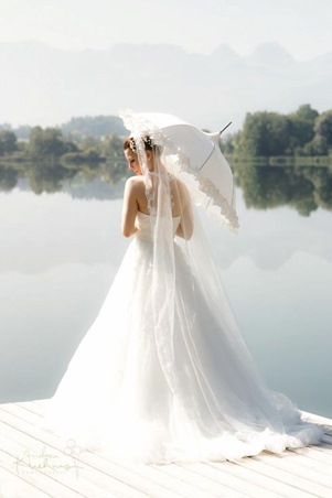 المظلة اليدوية إكسسوار مثالي لحمايتكِ من أمطار وتقلبات فصل الخريف يوم زفافك