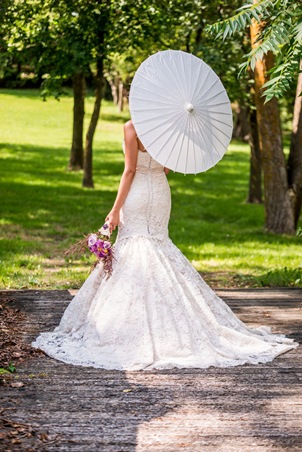 المظلة اليدوية إكسسوار مثالي لحمايتكِ من أمطار وتقلبات فصل الخريف يوم زفافك