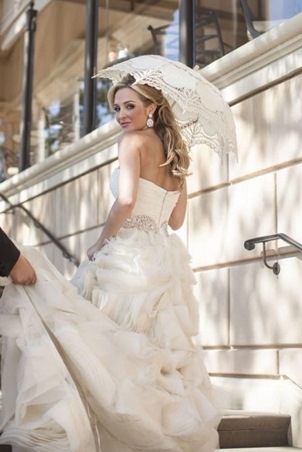 المظلة اليدوية إكسسوار مثالي لحمايتكِ من أمطار وتقلبات فصل الخريف يوم زفافك