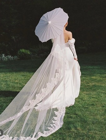 المظلة اليدوية إكسسوار مثالي لحمايتكِ من أمطار وتقلبات فصل الخريف يوم زفافك