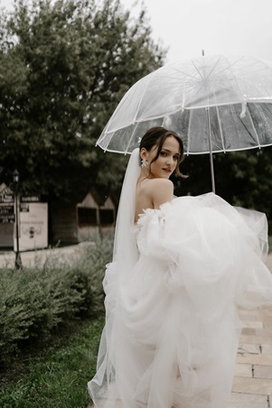 المظلة اليدوية إكسسوار مثالي لحمايتكِ من أمطار وتقلبات فصل الخريف يوم زفافك