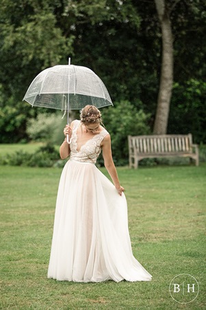 المظلة اليدوية إكسسوار مثالي لحمايتكِ من أمطار وتقلبات فصل الخريف يوم زفافك