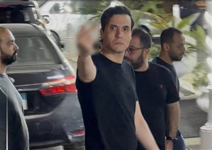 إشارة غير لائقة من أمير عيد تثير غضب الصحفيين في عزاء والد طليقته