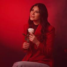 رولا قادري تبدأ مرحلة جديدة في مسيرتها بأغنيتها الأولى 