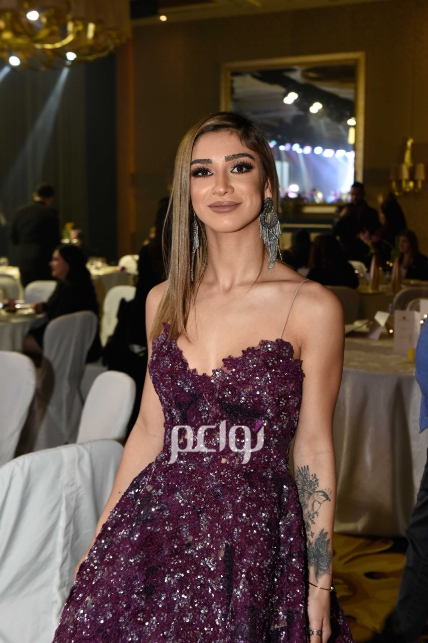 ابنة نوال الزغبي تُثير الجدل بملابس البحر وقُبلة من حبيبها!