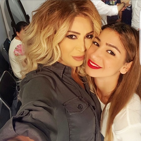 ابنة نوال الزغبي تُثير الجدل بملابس البحر وقُبلة من حبيبها!