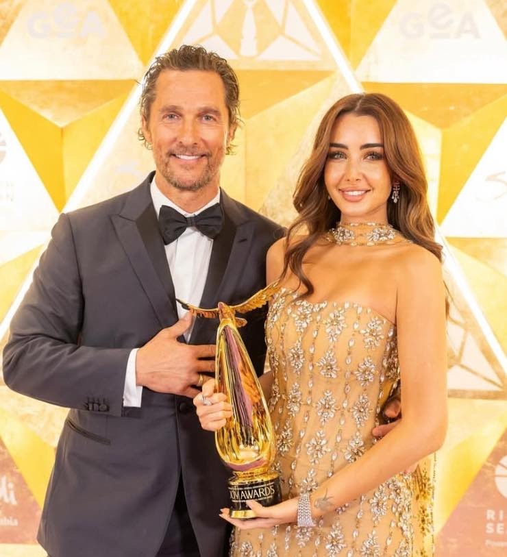 كواليس لقاء ماثيو ماكونهي مع هنا الزاهد بعد استلام الجائزة.. ماذا قال لها؟