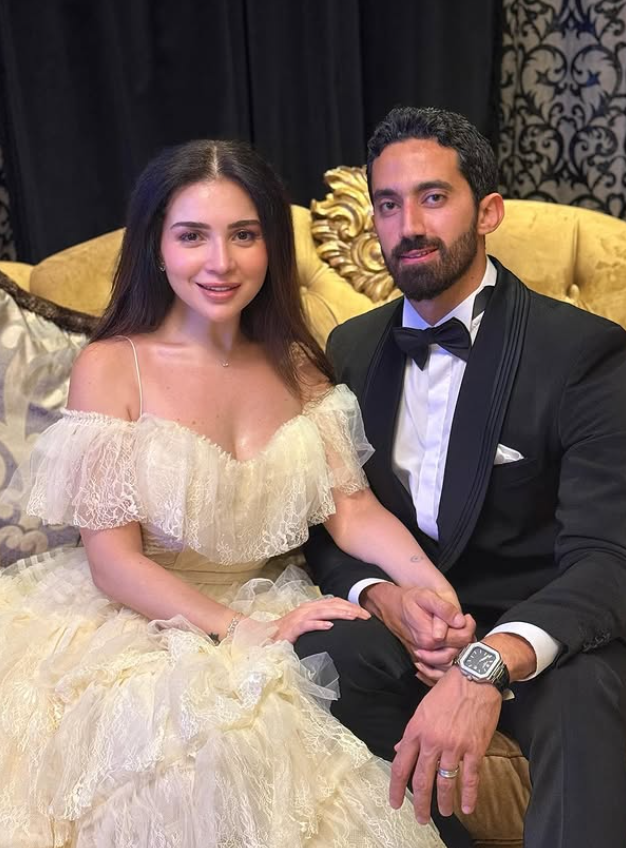 أحمد السعدني بجوار مي عز الدين وزوجها في عقد القران: 