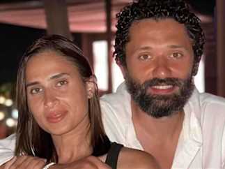 كريم محمود عبد العزيز يفاجىء زوجته برسالة رومانسية على الهواء