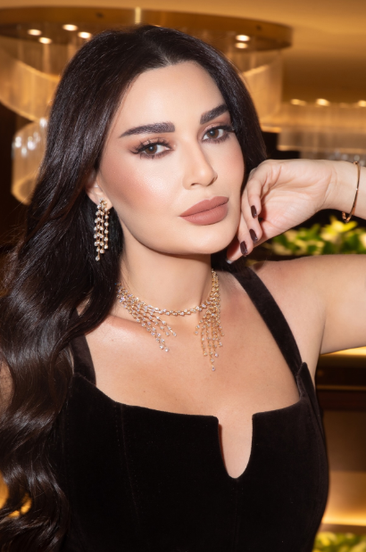 بالأناقة والجرأة… سيرين عبد النور تتألق بفستان أسود في العراق