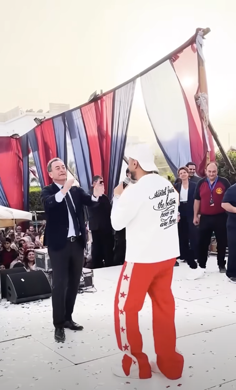 تامر حسني يفاجئ الجمهور بدويتو مع السفير الفرنسي على المسرح