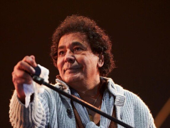 محمد منير يغادر المستشفى بعد تعرضه لوعكة صحية ويوجه رسالة لجمهوره
