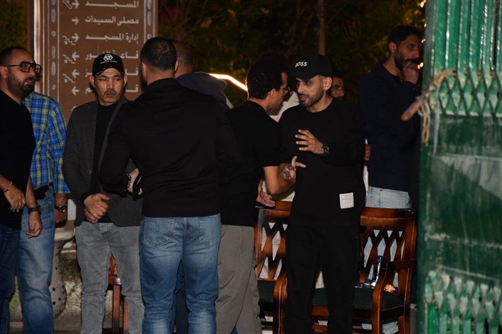 صور... الحزن يسيطر على النجوم في مراسم عزاء سليمان عيد