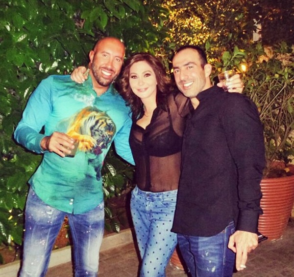 هجوم على إليسا بعد صورتها الجريئة بالقميص الشفاف