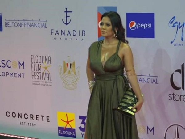 رانيا يوسف تُعلّق على إطلالتها المُثيرة بالجونة