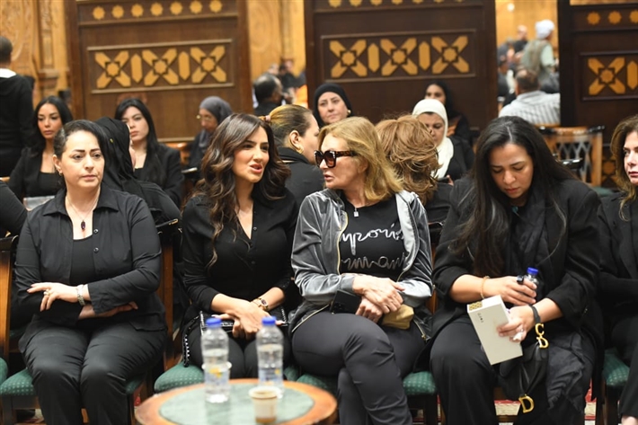 صور... الحزن يسيطر على النجوم في مراسم عزاء سليمان عيد