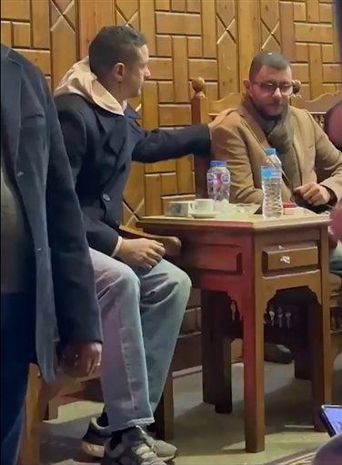 أحمد الفيشاوي يقبّل رأس شقيقه عمر في عزاء والدتهما سمية الألفي