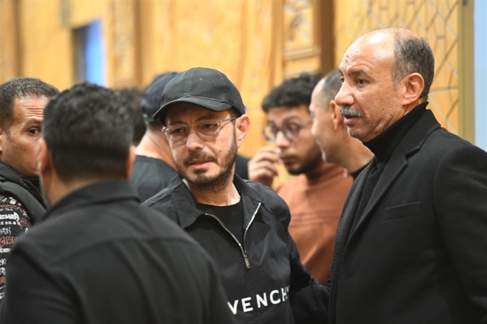 صور... الحزن يسيطر على النجوم في مراسم عزاء سليمان عيد