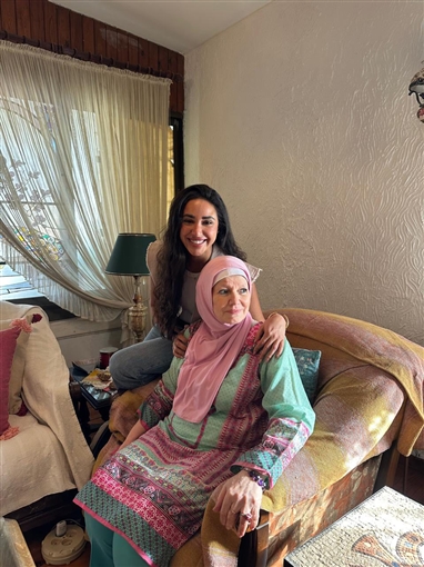 آية سماحة تزور مشيرة إسماعيل في منزلها تعتذر لها وتقبّل رأسها