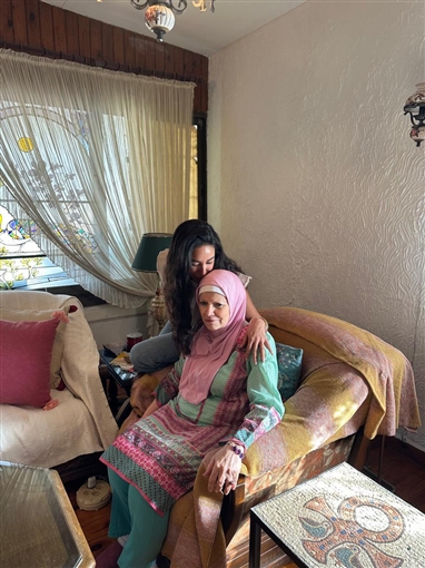آية سماحة تزور مشيرة إسماعيل في منزلها تعتذر لها وتقبّل رأسها