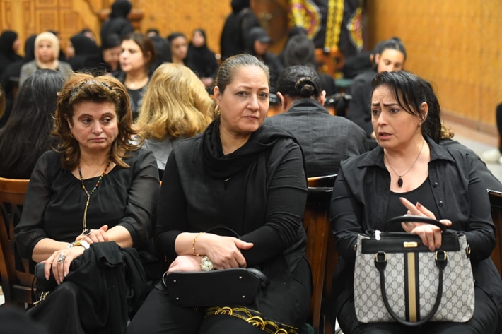 صور... الحزن يسيطر على النجوم في مراسم عزاء سليمان عيد