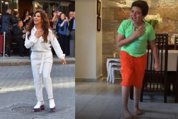 بالفيديو.. طفل يُشعل الأجواء بأغاني نجوى كرم