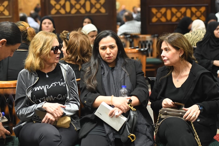 صور... الحزن يسيطر على النجوم في مراسم عزاء سليمان عيد