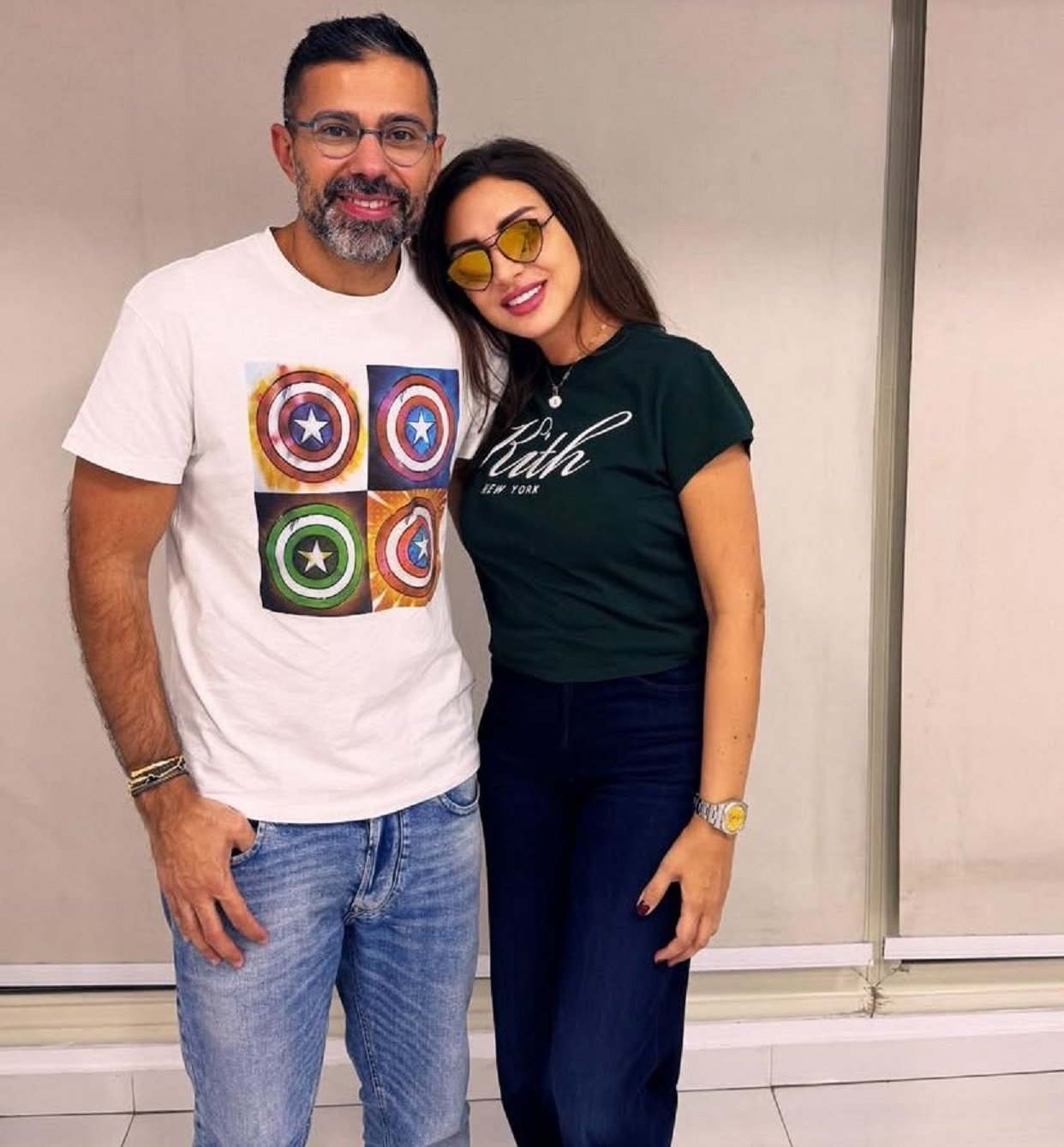 أنغام تثير الجدل بصورة متداولة مع طبيب التجميل روي مطران