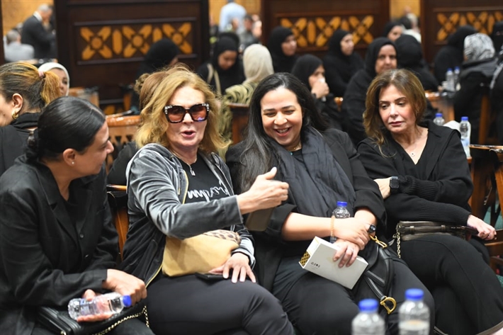 صور... الحزن يسيطر على النجوم في مراسم عزاء سليمان عيد