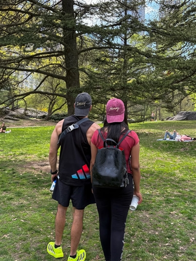 أسماء أبو اليزيد تعلن حملها بجلسة تصوير مع زوجها