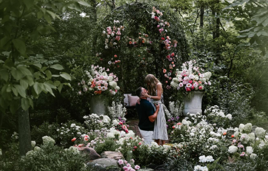 تايلور سويفت تكشف أسرار خطوبتها وتفاصيل الخاتم الذي صممه خصيصاً لها