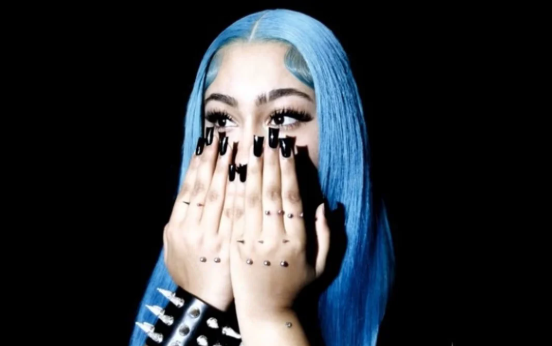 ابنة كيم كاردشيان تفاجىء المتابعين بثقوب في يدها!