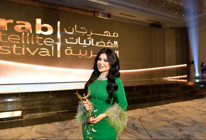 فنان مصري يتجاهل مصافحة حليمة بولند... كيف ردت؟