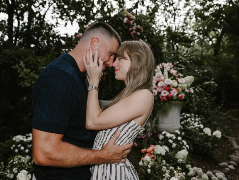 تايلور سويفت تكشف أسرار خطوبتها وتفاصيل الخاتم الذي صممه خصيصاً لها