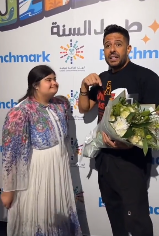 فيديو محمد حماقي لفتاة: طول الحفلة بغنيلك إنتِ بس !