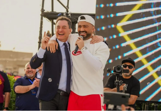 تامر حسني يفاجئ الجمهور بدويتو مع السفير الفرنسي على المسرح