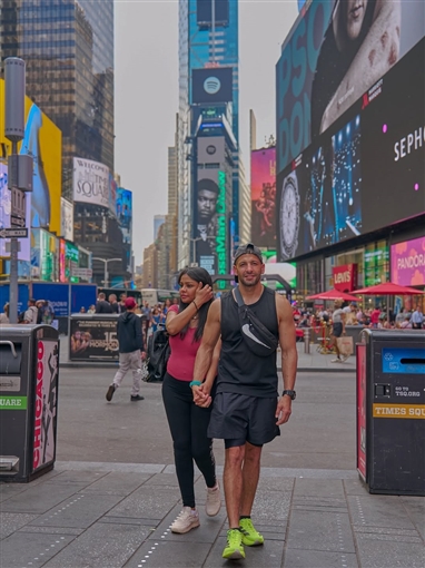 أسماء أبو اليزيد تعلن حملها بجلسة تصوير مع زوجها