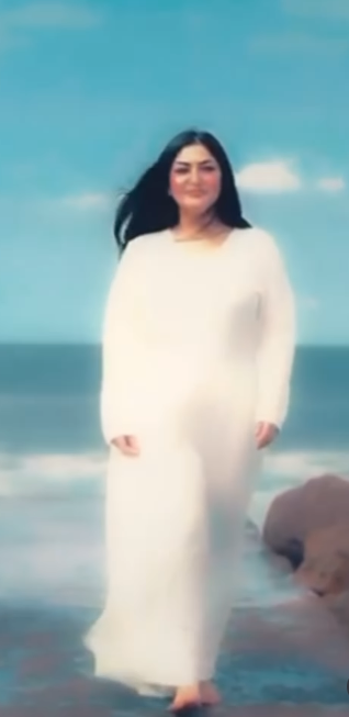 صور.. ظهور مفاجىء لـ زوجة مصطفى قمر في كليب 