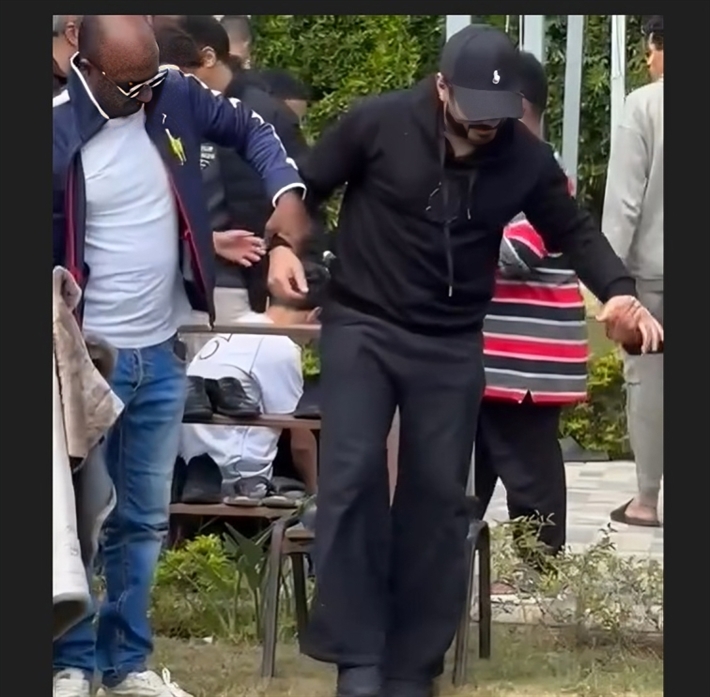 أول ظهور لتامر حسني بعد أزمته الصحية… يصلي الجمعة جالساً على كرسي