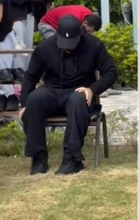 أول ظهور لتامر حسني بعد أزمته الصحية… يصلي الجمعة جالساً على كرسي