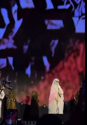 هيفاء وهبي ترتدي العباءة وتغطي وجهها بـ 