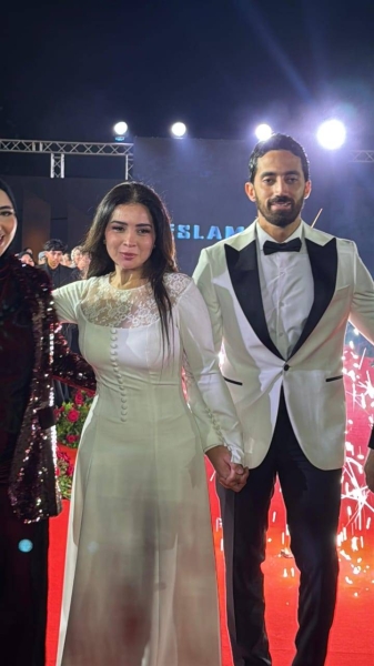 بالزغاريد... أول ظهور رسمي لـ مي عز الدين وزوجها أحمد تيمور في حفل خاص بالموضة