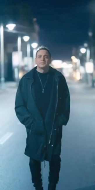 صور.. ظهور مفاجىء لـ زوجة مصطفى قمر في كليب 